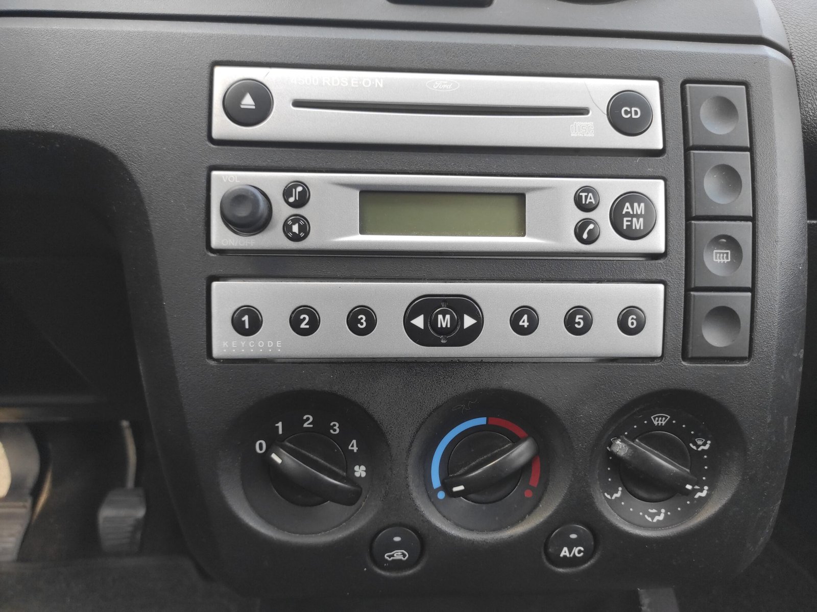 Ford Fiesta 2004 1.3 Ambiente - Automatix Motors - Voiture Occasion - Achat Voiture - Vente Voiture - Reprise Voiture