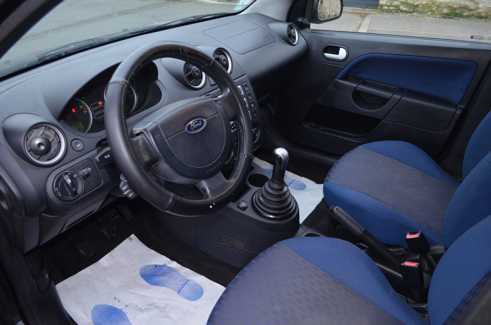 Ford Fiesta IV 2005 1.3 70ch Senso 5P - Automatix Motors - Voiture Occasion - Achat Voiture - Vente Voiture - Reprise Voiture