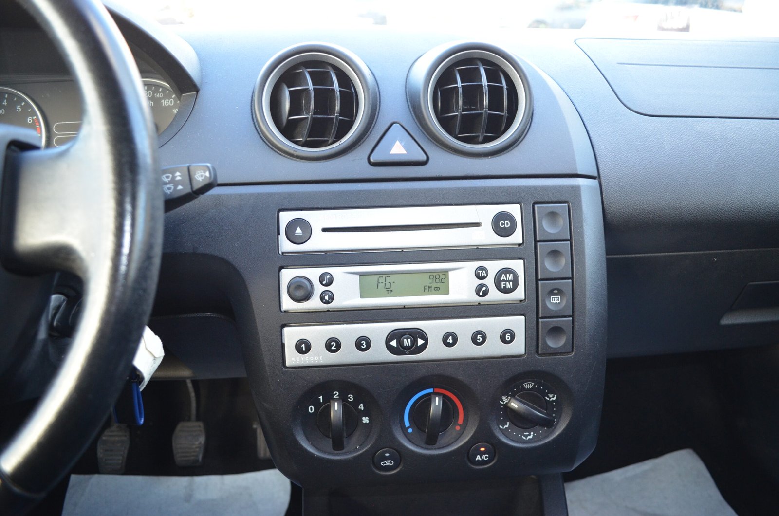 Ford Fiesta IV 2004 1.3 70ch Senso 3P - Automatix Motors - Voiture Occasion - Achat Voiture - Vente Voiture - Reprise Voiture