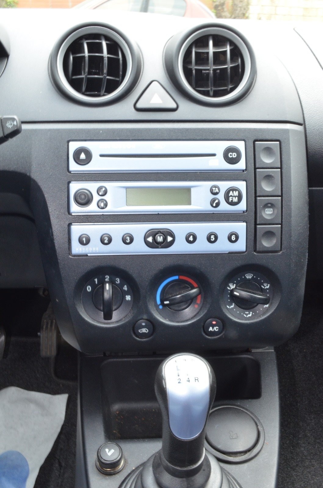 Ford Fiesta 2005 III 1.3 70ch Concept 5P - Automatix Motors - Voiture Occasion - Achat Voiture - Vente Voiture - Reprise Voiture