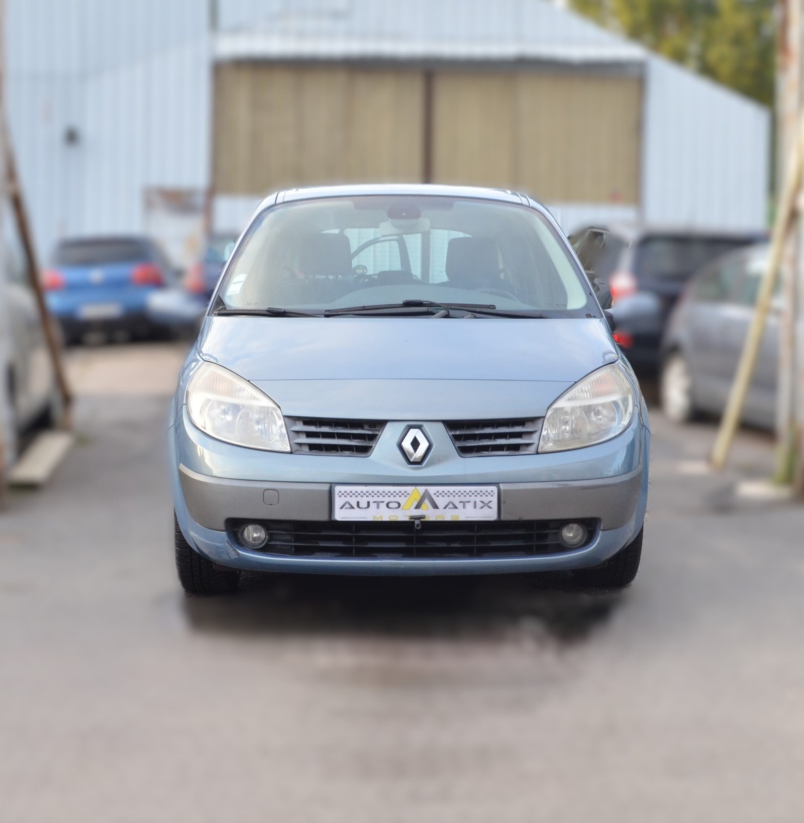 Renault Scenic II 1.6 115ch Exception - Automatix Motors - Voiture Occasion - Achat Voiture - Vente Voiture - Reprise VoiturePremière mise en circulation 12/2005 Service - Kit distribution & Pompe à eau neufs - Révision général : vidange + filtres - Contrôle technique Ok - Garantie 6 mois (extension de garantie possible) OPTIONS ET EQUIPEMENTS AUDIO - TÉLÉCOMMUNICATIONS - Radio CD CONDUITE - Capteur de pluie - Régulateur-Limiteur de vitesse - EXTÉRIEUR - Jantes Alu - Rétroviseurs électriques INTÉRIEUR - Clim automatique - Direction assistée - Ordinateur de bord - Verrouillage centralisé des portes - Vitres avant électriques SÉCURITÉ - ABS - Airbag conducteur - Airbags frontaux - Airbags latéraux avant - Antipatinage - ESP - Phares antibrouil AUTRE - Roue de secours ❗ REPRISE DE VOTRE ANCIEN VÉHICULE POSSIBLE AVEC OU SANS CT ❗ *Sous réserve d'erreurs ou omissions, des erreurs de saisie peuvent s’immiscer* *Souscription de garanties, reprise et financement possible* ----------------------------------------------------------------------------- Nos véhicules 🚘 sont visibles à l'adresse suivante ⬇️ 3 Chemin de la Boissière 91310 Leuville-sur-Orge DU LUNDI AU SAMEDI - UNIQUEMENT SUR RDV ✅ ----------------------------------------------------------------------------- N'hésitez pas à nous contacter pour plus d'informations et photos. Pensez à laisser un message vocal si nous ne répondons pas immédiatement, afin d'être recontacté rapidement. Mots clés/Réf : renault scenic, scenic ii, scenic 2, renault scenic essence, scenic essence, scenic 1.6, voiture familiale, financement, carte grise pas chère, assurance pas chère